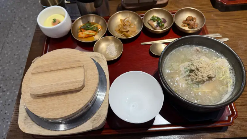 보글보글 끓는 뼈없는 삼계탕 뚝배기