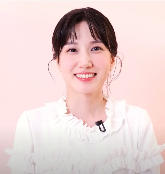 화보 속에서 감각적인 아우라를 드러내는 배우 박은빈