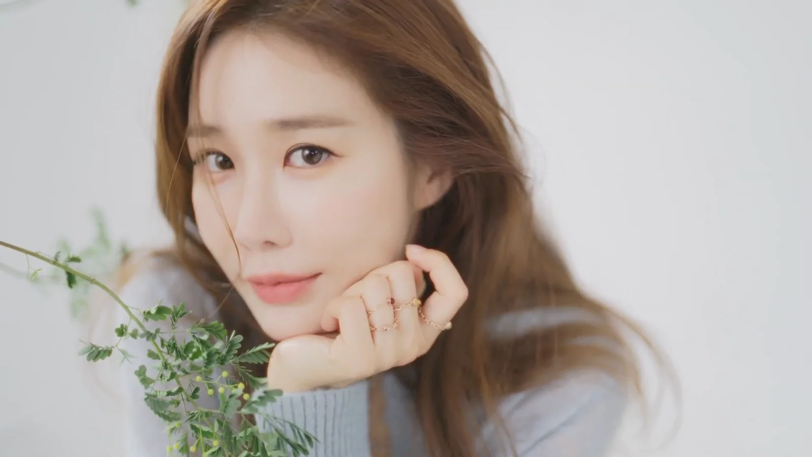 매력적인 분위기를 자아내는 배우 유인나의 고화질 화보 컷