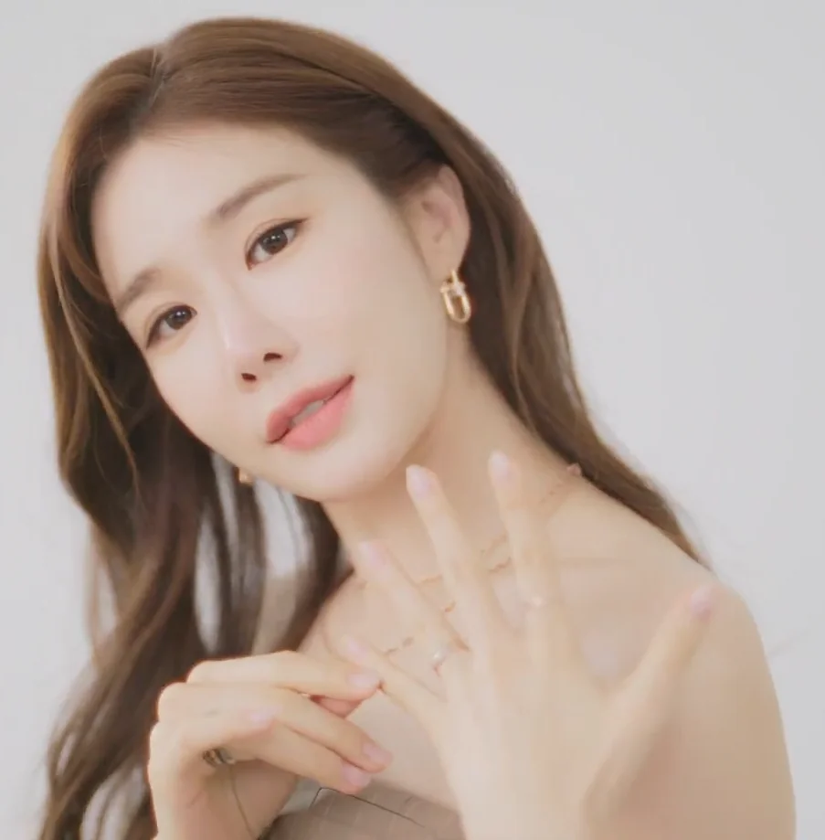 [방송/연예] 배우 유인나 근황 총정리: 19년 만의 소속사 이적, 2026 차기작과 도깨비 10주년