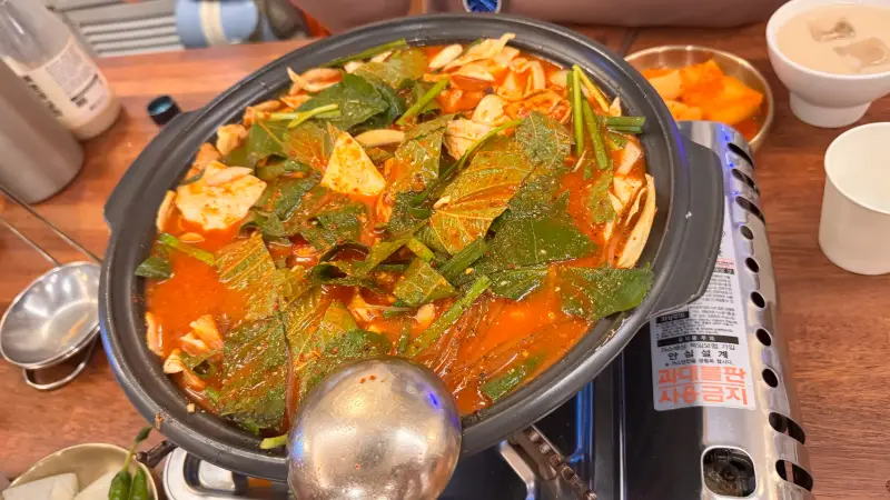 북촌무궁화-고추장곱창찌개-조리중