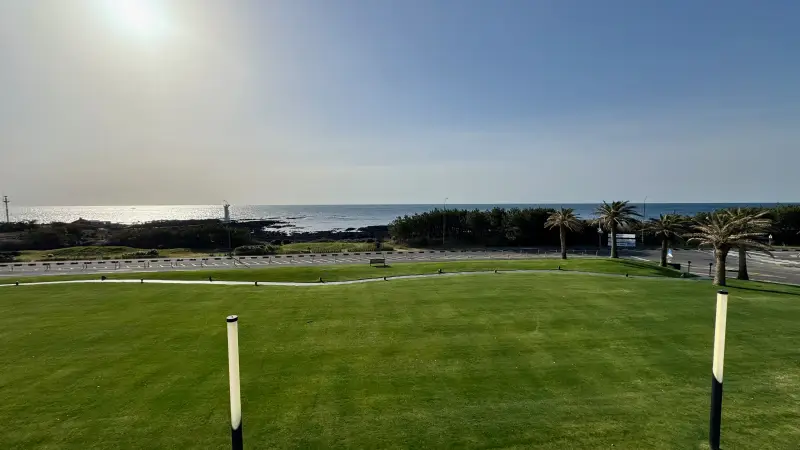 제주도-해비치호텔-방에서본잔디산책로