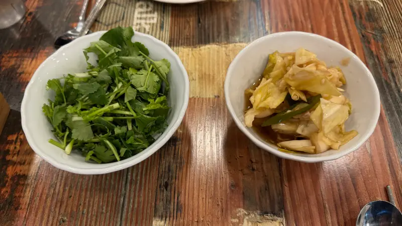 을지로 카오짜이 기본반찬 고수와 장아찌